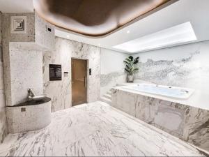 Ein Badezimmer in der Unterkunft 5 Star High Rise Luxury Apartment, Infinity Pool With Stunning Burj View - Brand New Apartment