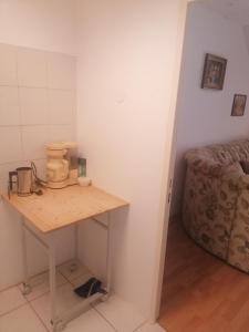 Camera piccola con tavolo e divano di Ferienwohnung Dolecki Rippach a Lützen