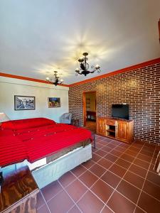 A television and/or entertainment centre at Hotel Jotam
