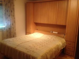 BuchkirchenSpacious apartment near Linz, Wels & Marchtrenk的一间带一张床和木制橱柜的小卧室