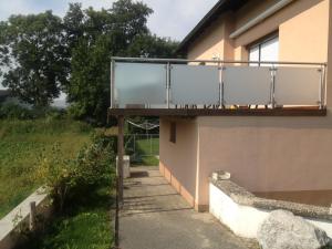 BuchkirchenSpacious apartment near Linz, Wels & Marchtrenk的大楼一侧的阳台