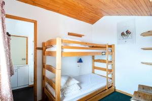 sypialnia z dwoma łóżkami piętrowymi w pokoju w obiekcie Résidence Le Squaw Valley - DUPLEX 3 Pièces 7/8 pers - LE SQUAW VALLEY - PLAGNE VILLAGES MAE-1734 w Aime La Plagne