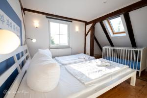 a small room with a crib and a bed at Ferienhaus Luppath in Poseritz