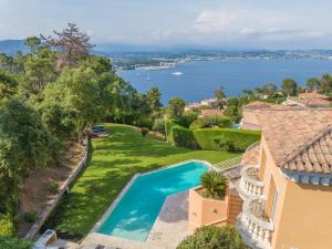 una vista aerea di una casa con piscina di Logement entier villa de luxe avec vue mer a Théoule-sur-Mer