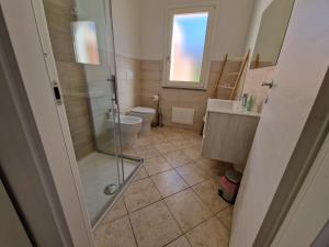 Et badeværelse på Casa vacanza Mamaioa + 12 billeder