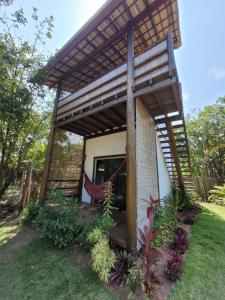 una piccola casa con tenda da sole in cortile di Bahia Soul - Kawai Suítes - Taipu de Fora - Península de Maraú a Marau
