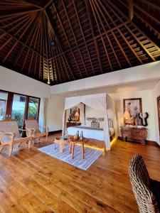 Ruang duduk di Villa Naty Canggu - 6 Bedrooms Luxury Villa