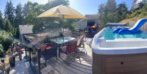 Bazén v ubytování Trader Vics Tiki Bar n Grill nebo v jeho okolí