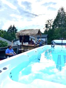 Bazén v ubytování Trader Vics Tiki Bar n Grill nebo v jeho okolí