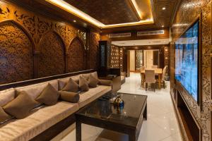 a living room with a couch and a tv at جناح خاص في أجنحة طيبة in Medina