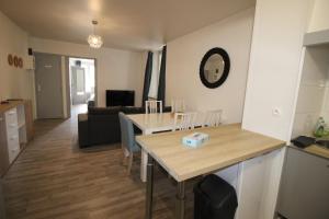 Nhà bếp/bếp nhỏ tại Verdun - Centre Ville - 3 couchages - Proche gare - 1 chambre - 5 personnes - Wifi - Géré par Presta-Zen'Services