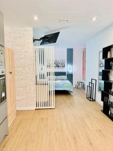 una camera da letto con un letto e un pavimento in legno di Apartamento con Jacuzzi Privado Aguacate a Madrid Altre 14 foto