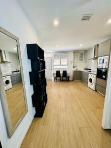 una grande stanza con cucina e soggiorno di Apartamento con Jacuzzi Privado Aguacate a Madrid