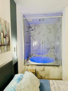 un bagno con vasca e grande parete in marmo di Apartamento con Jacuzzi Privado Aguacate a Madrid