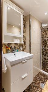 a bathroom with a white sink and a shower at جناح خاص في أجنحة طيبة in Al Madinah