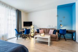 TV a/nebo společenská místnost v ubytování AuriApartments Libeň nový byt 1kk s garáží