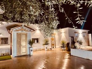 a large room with a door and some plants at ANTICA DIMORA STORICA VILLA DI l ABBIU RELAIS in Sorso