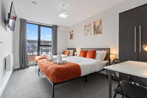 Postel nebo postele na pokoji v ubytování Tropical Suite - 2 Bed 2 Bath City Centre Netflix Games - Exclusive Weekly and Monthly DEALS - Raozee Homes