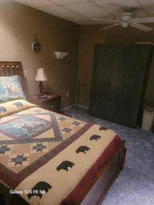 Ένα ή περισσότερα κρεβάτια σε δωμάτιο στο Cozy Mountain Home Apartment