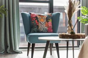 Posezení v ubytování Tropical Suite - 2 Bed 2 Bath City Centre Netflix Games - Exclusive Weekly and Monthly DEALS - Raozee Homes