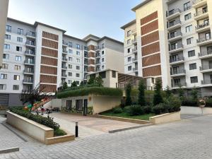 eine Reihe von Apartmentgebäuden mit Innenhof in der Unterkunft White city apartment in Baku