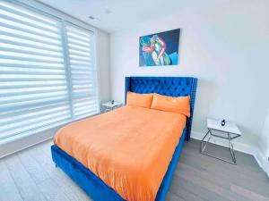Postel nebo postele na pokoji v ubytování Luxurious 3BDR Penthouse with Private Rooftop Capitol and Monument Views Near Popular H Street Corridor Free Parking and Cancellation