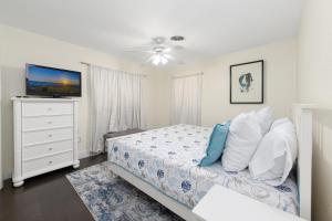 Ένα ή περισσότερα κρεβάτια σε δωμάτιο στο Sunny - Pool - Close to Beach - Fishing - Boat Ramp +18 φωτογραφίες