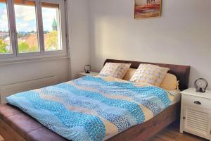 Ένα ή περισσότερα κρεβάτια σε δωμάτιο στο Chic appartement au centre ville