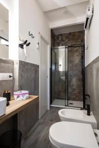 Un baño con ducha, inodoro y lavabo. en Casa di Ale, en Tívoli 53 fotos más