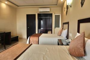 Llit o llits en una habitació de Hotel Yorio Inn