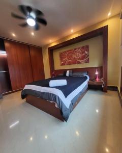 a bedroom with a large bed and a ceiling fan at 55-9 Hermoso y completo apartamento de 2 recámaras in Panama City