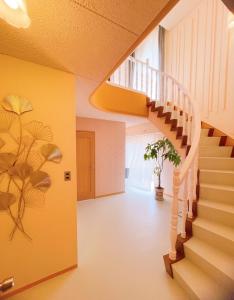 a hallway with a staircase in a house at 寝室から太平洋を望む貸切別荘in海友荘 無料炭火BBQスペースと駐車場付 in Shirahama