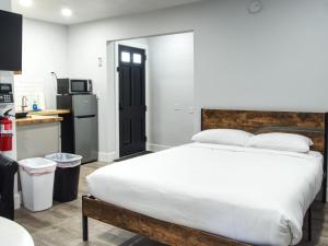 a bedroom with a large bed and a kitchen at Vermont Suites in South Burlington
