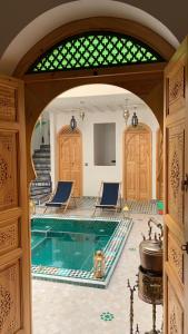 Bazén v ubytování Riad SunSet Marrakech nebo v jeho okolí