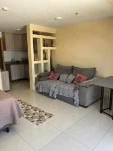ein Wohnzimmer mit Couch und Küche in der Unterkunft Vista Encantadora - Flat DFPlaza Shopping in Águas Claras