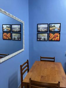 a dining room with a wooden table and a mirror at Rumah Inap CT DGadek - Islamic Rest House CT DGadek 住宿加早餐 - 伊斯兰休息屋 in Alor Gajah
