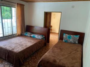 a bedroom with two beds and a window at Encantadora Casa Campestre en Suaita, Santander in Suaita +69 photos