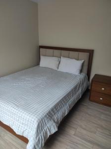 a bedroom with a bed and a night stand at Casa vacacional in Baños
