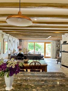 ein Wohnzimmer mit Tisch und Couch in der Unterkunft Stunning house, fenced garden, and outdoor dining! in Hennock