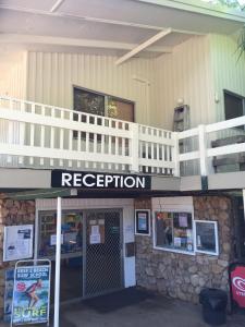 - un restaurant avec balcon au-dessus d'un bâtiment dans l'établissement Captain Cook Holiday Village 1770, à Seventeen Seventy