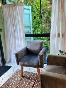 Predel za sedenje v nastanitvi Apartamento Container com Sacada, Split e Estacionamento
