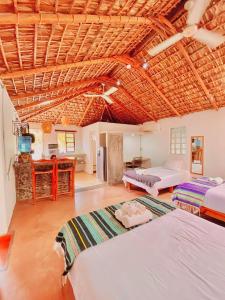 Una cama o camas en una habitación de Hotel Perro Surfero Todos Santos