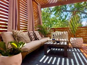 Ein Sitzbereich in der Unterkunft Luxury escape in DC, with a private Deck! Parking included
