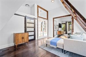 ein Schlafzimmer mit einem Bett und einer Couch in der Unterkunft Luxury escape in DC, with a private Deck! Parking included in Washington
