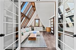 Ein Sitzbereich in der Unterkunft Luxury escape in DC, with a private Deck! Parking included