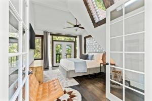 Ein Sitzbereich in der Unterkunft Luxury escape in DC, with a private Deck! Parking included