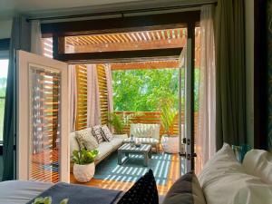 eine abgeschirmte Veranda mit einem Sofa und einer Terrasse in der Unterkunft Luxury escape in DC, with a private Deck! Parking included in Washington