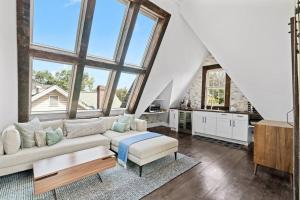 Ein Sitzbereich in der Unterkunft Luxury escape in DC, with a private Deck! Parking included