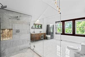 Ein Badezimmer in der Unterkunft Luxury escape in DC, with a private Deck! Parking included
