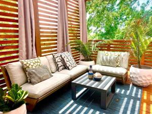 Ein Sitzbereich in der Unterkunft Luxury escape in DC, with a private Deck! Parking included